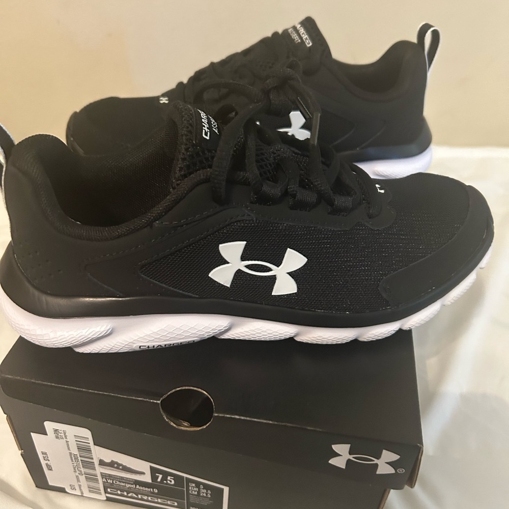 Under Armour Charger9 women’s Black & White Athletic Shoes sz 7.5 New in box